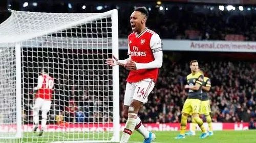  阿森纳防线失误造致命失球  