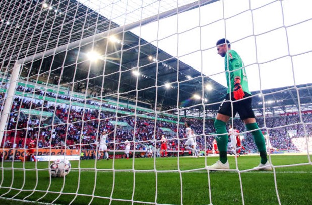  奥格斯堡中场核心伤缺，德甲保级前景蒙阴影